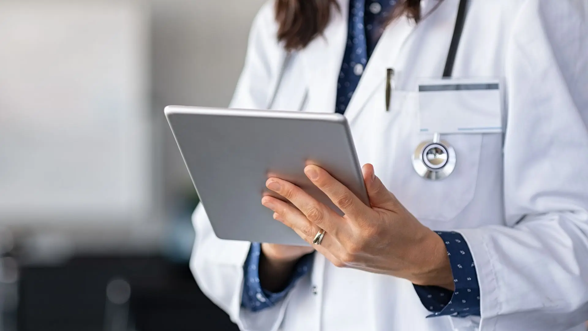 Digitalisierung der Medizin - Ärztin mit IPad