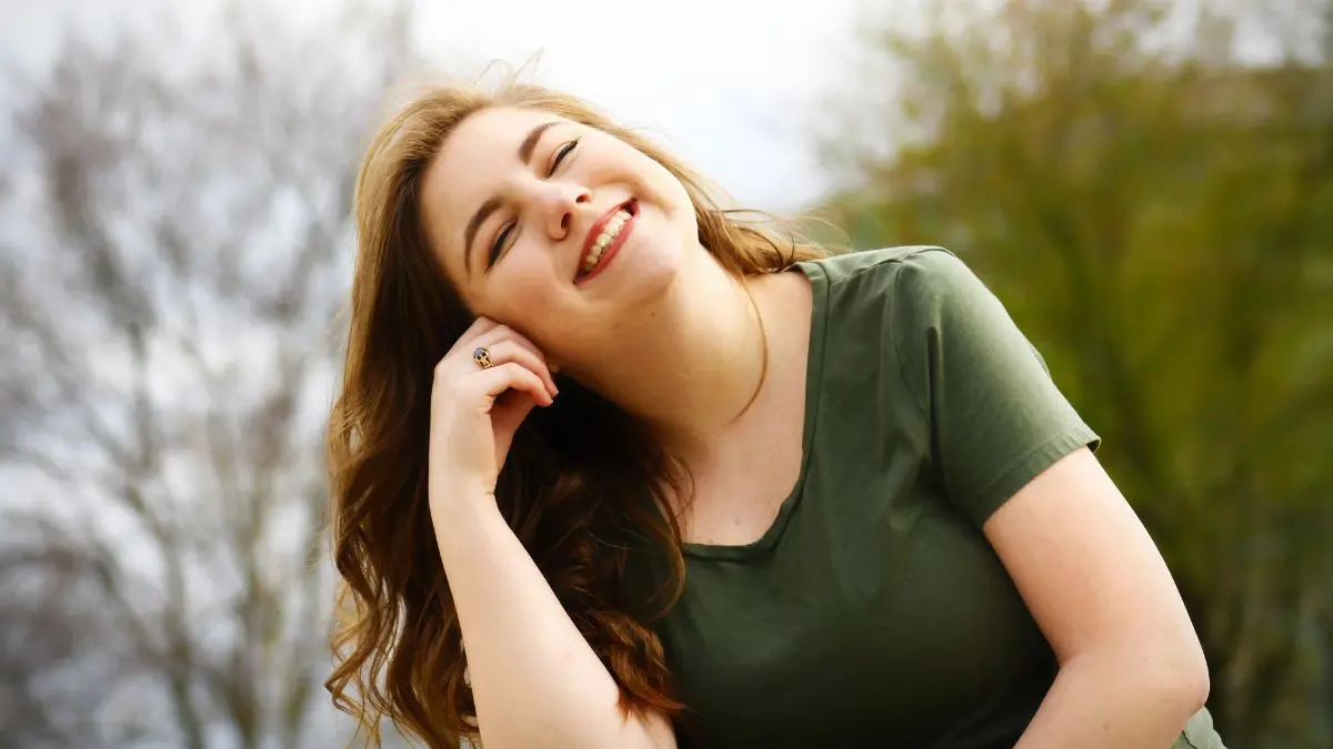Entspanntes Lächeln einer Frau – Sinnbild für eine gesunde Mundflora