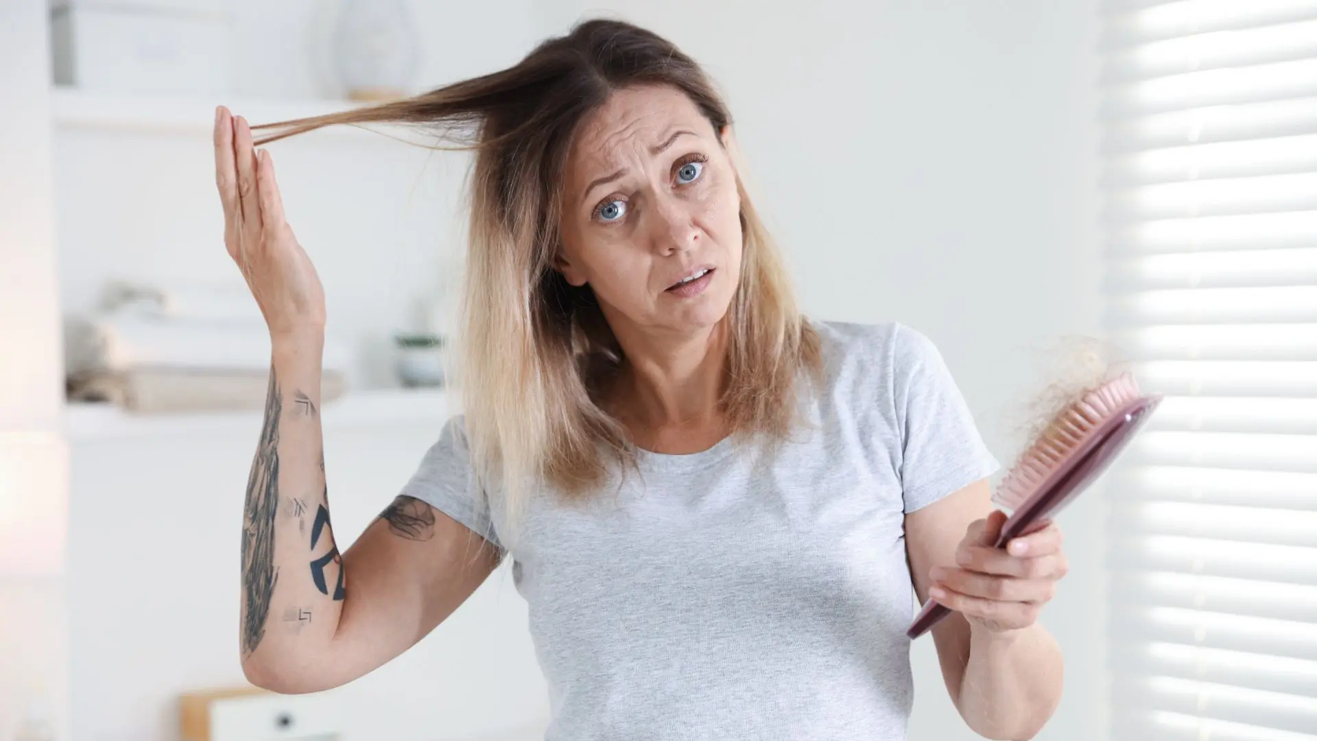 Frau mit Haarausfall in den Wechseljahren