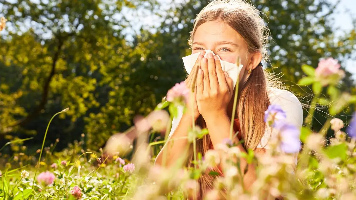 Mädchen hat Heuschnupfen Warum das Immunsystem überreagiert