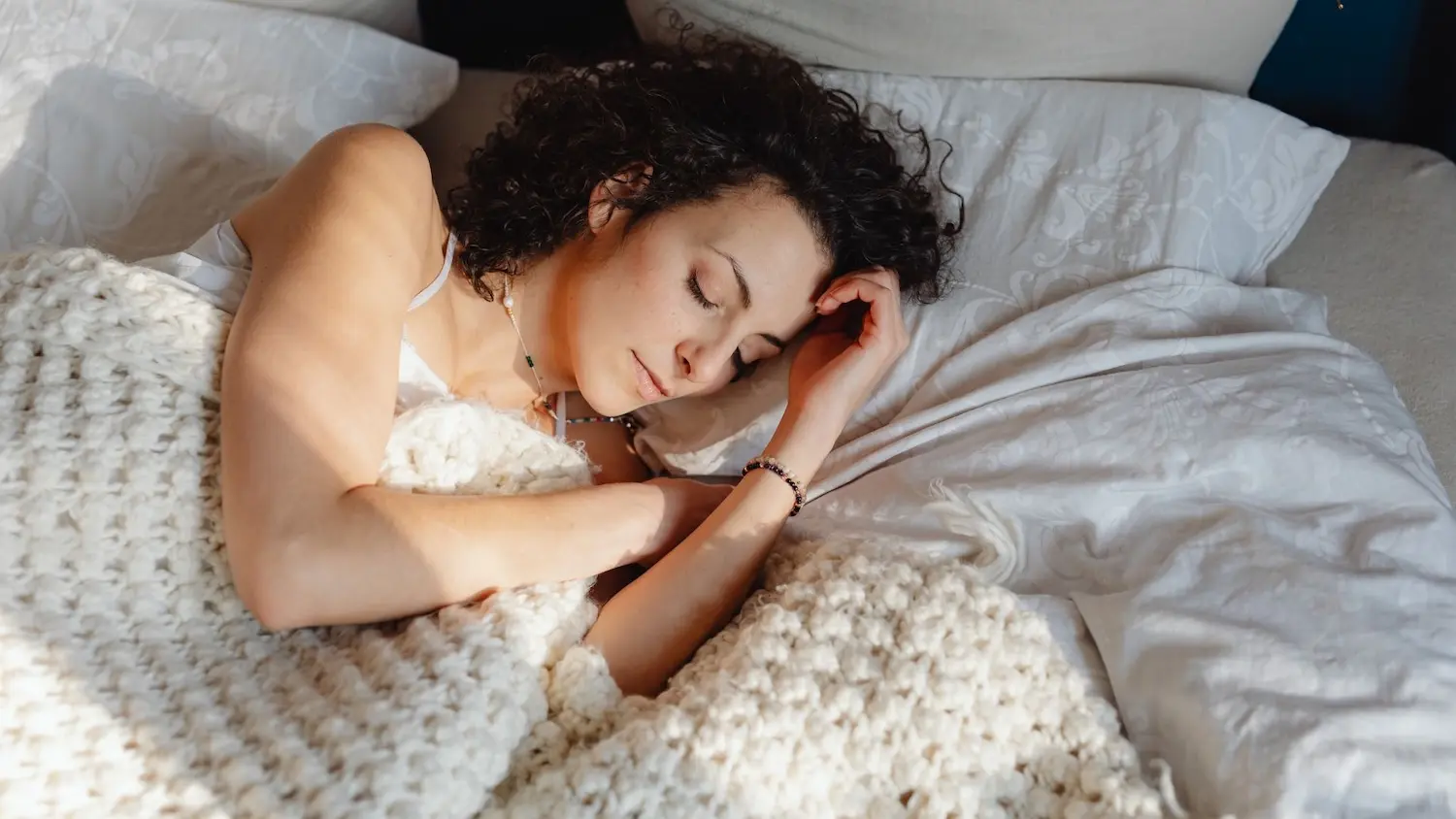 Schlafqualität verbessern - Frau schläft im Bett